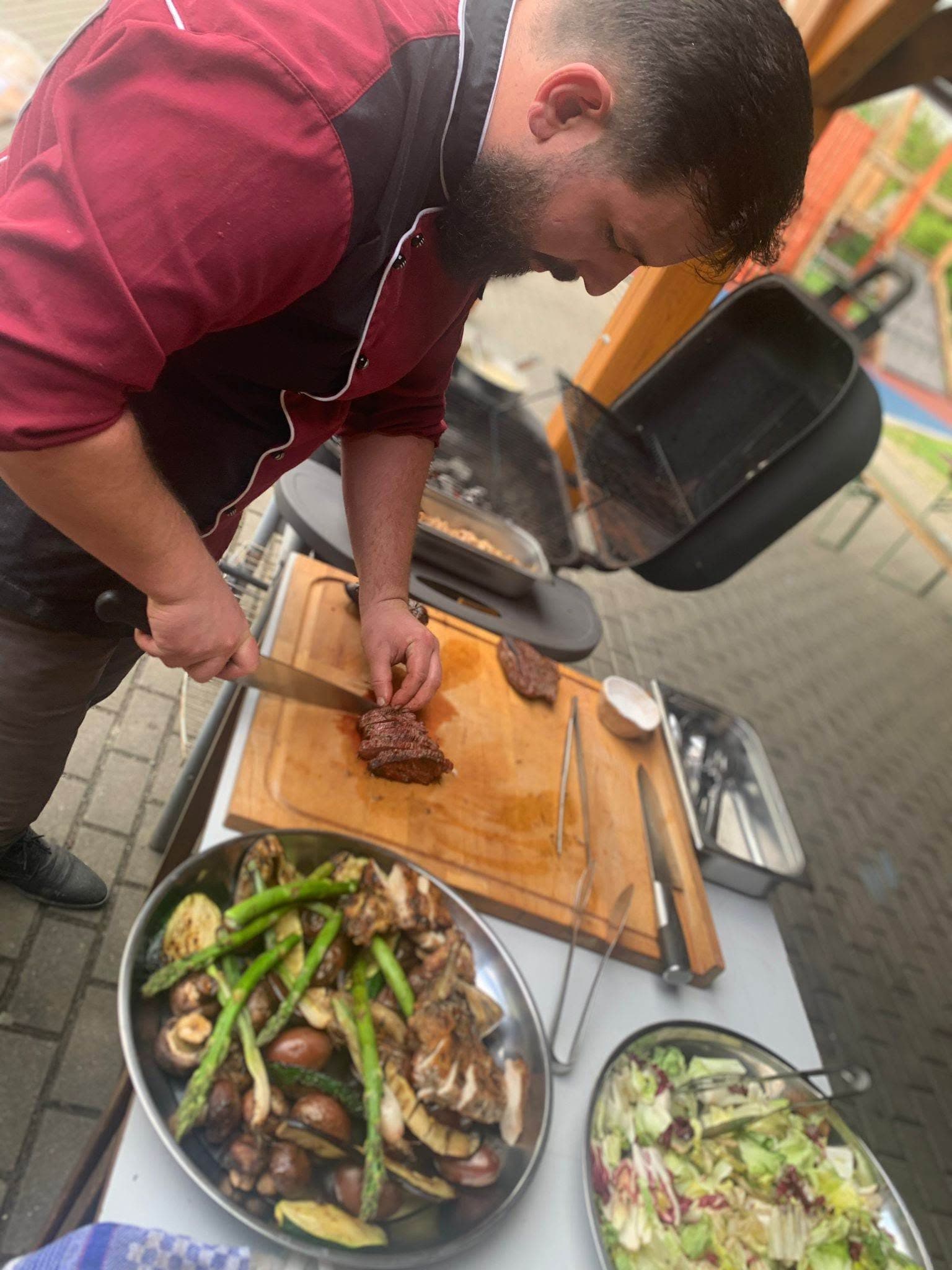Lukáš krájí steak přímo u grilu